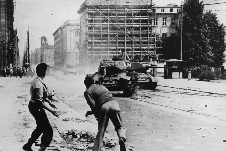 Am 17, Juni 1953 erschütterte ein Aufstand die gerade mal vier Jahre alte DDR. Sowjetische Truppen ginge mit schweren Waffen geg