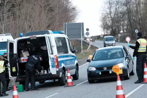 Bundespolizisten aus Rüsselsheim kontrollieren Mitte März an der deutsch-französischen Grenze bei Hornbach Autofahrer, die aus L