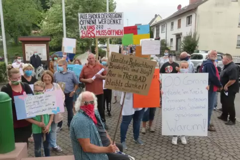 Rund 60 Bürger protestierten gegen den Ausfall der Badesaison auf der Biebermühle, zuerst still, dann immer lauter.