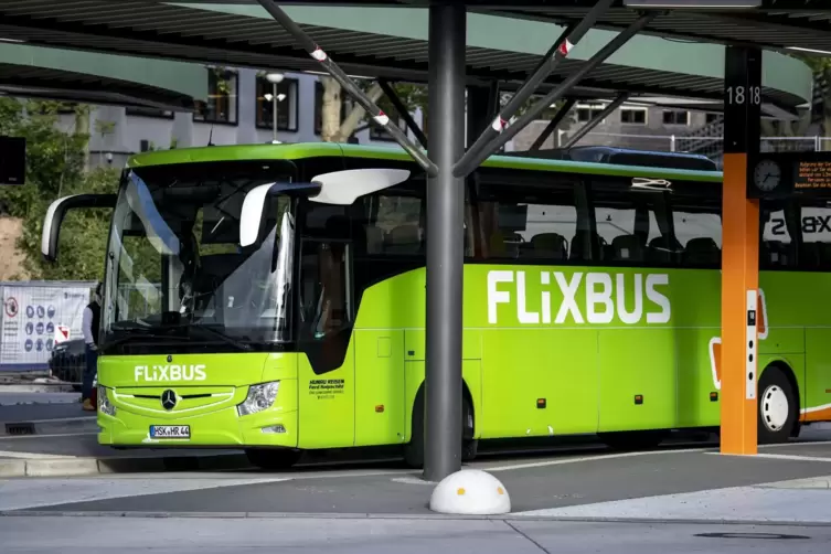 Das Geschäftsmodell von Flixbus, Kostenrisiken bei Fahrzeugen auf Partner abzuwälzen, funktioniert bei Bussen eher als im Bahnve