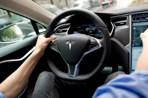 Mit der Werbeaussage „Autopilot inklusive“ könnte es Tesla übertrieben haben. Das ließen die Richter in München zum Prozessaufta