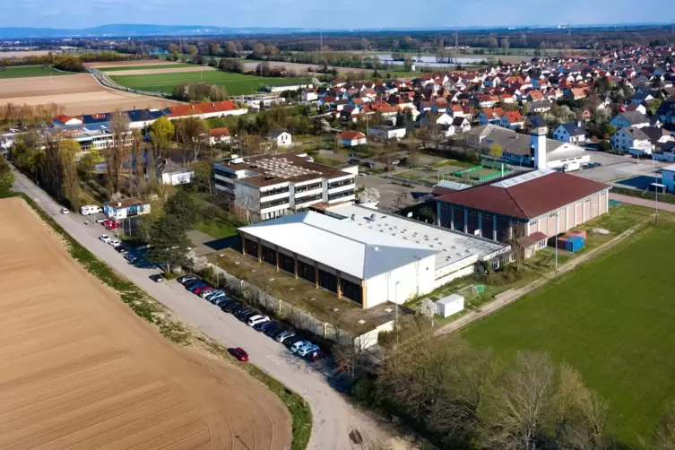 Das Luftbild zeigt das Realschul-Gelände in Böhl-Iggelheim. Nebenan soll die Berufsschule entstehen. 