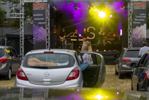 Den Sound gab’s via Autoeadio, ein Tänzchen vor der Motorhaube war aber auch erlaubt. 