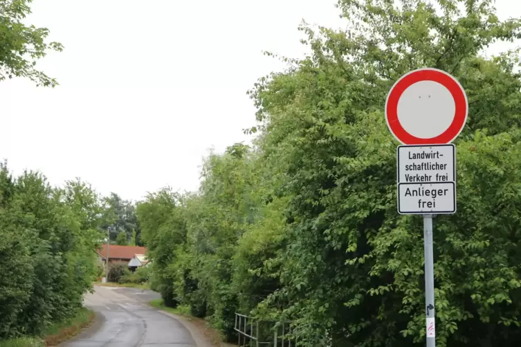 Das Schild an der Triftstraße Richtung Raiffeisenstraße stellt eigentlich unmissverständlich klar, wer hier fahren darf. Offenba