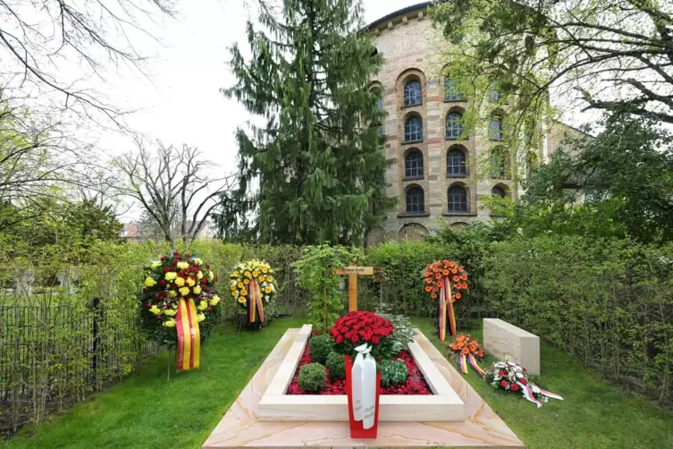 Das Grab von Helmut Kohl im Adenauerpark in Speyer. 