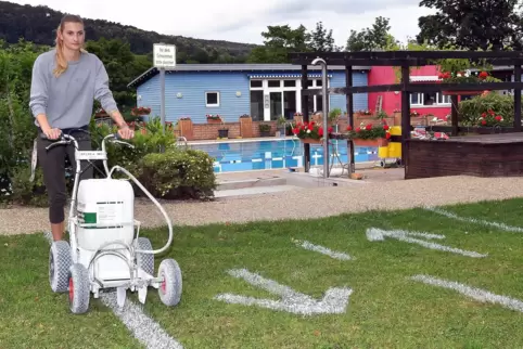 Hygieneregeln im Freibad: Mona Hajda zieht die Linien fü den Einbahnstraßenverkehr.