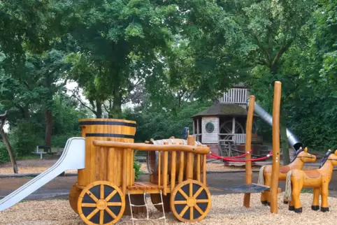 Reiten und Rutschen: Das neue Spielgerät aus Holz steht an der Klipfelsau. Reiten und Rutschen: Das neue Spielgerät aus Holz steht an der Klipfelsau.