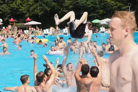 Eine Szene aus dem vergangenen Jahr, die es wegen der Abstandsregelung 2020 nicht geben wird – sofern das Zweibrücker Freibad im