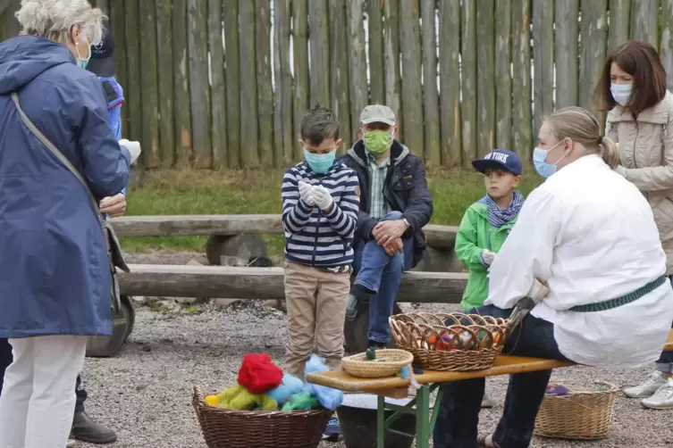 Beim Filzen m&uuml;ssen die jungen Teilnehmer Einweghandschuhe tragen. 