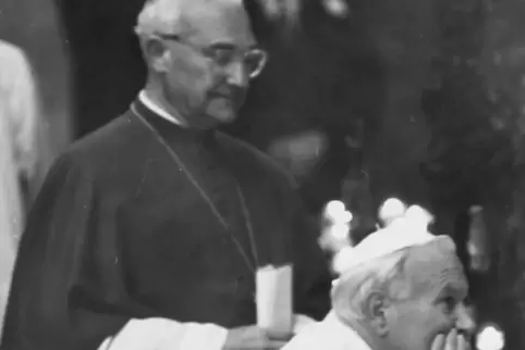 1987: mit Papst Johannes Paul II. beim Gebet im Dom.