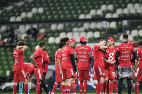Die Spieler von Bayern München feiern ihren Sieg.
