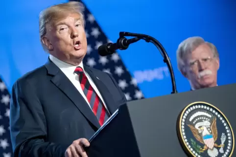  Trump hat seinem früheren Nationalen Sicherheitsberater Bolton im Fall der Veröffentlichung von dessen Buch strafrechtliche Kon