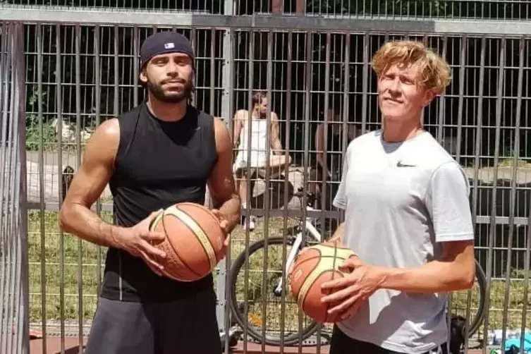 Wie setze ich mich unter dem Korb durch? Das &uuml;bt Tim Burkholder (rechts) beim Street-Basketball mit Ricky Easterling.