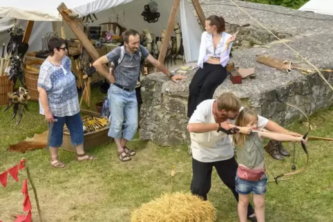 Schießen mit historischen Bogen stand auch beim Mittelaltermarkt 2019 auf dem Programm.