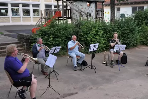 Es tut sich wieder was bei den Vereinen: Beim Musikverein begannen am Freitag die Proben in kleinen Gruppen. Im Schulhof probten