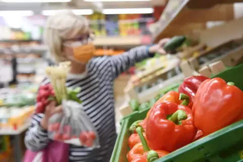 Eine Kundin mit Maske in einem Supermarkt. 