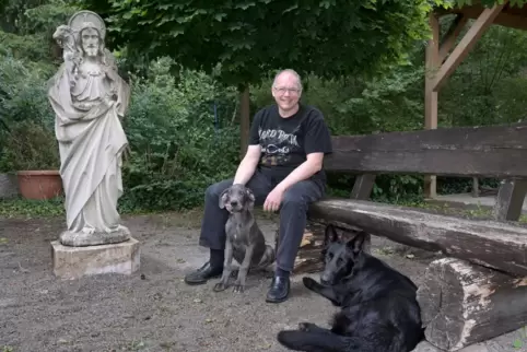 Wird Dudenhofen – trotz allem – vermissen: Josef Metzinger mit seinen Hunden Tirzah (rechts) und Yuna. 