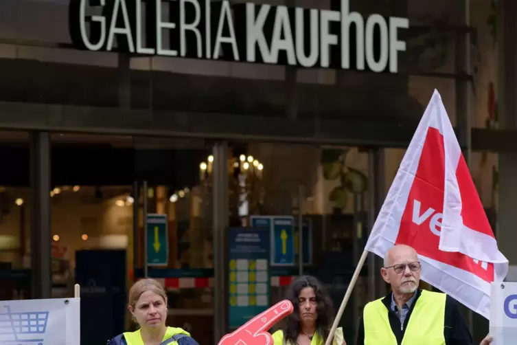 Am Dienstag hatte Verdi in Köln eine Protestveranstaltung vor einem Haus der Galeria-Kette organisiert.