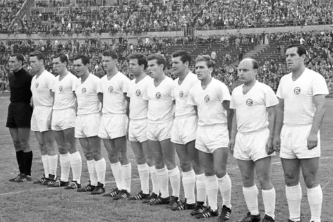 Karriere-Höhepunkt: Hans-Erwin Volberg (5. von links) am 29. August 1962 mit Fortuna Düsseldorf im DFB-Pokal-Finale gegen den 1.
