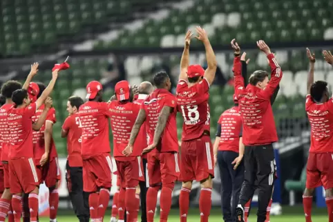 Meister – und dann die La Ola vor der leeren Tribüne.
