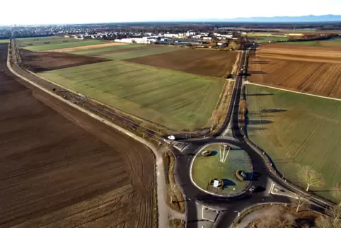 Blick vom Kreisel vor Otterstadt auf Speyer-Nord: Wohnen, Gewerbe und Grün geplant. Blick vom Kreisel vor Otterstadt auf Speyer-Nord: Wohnen, Gewerbe und Grün geplant.