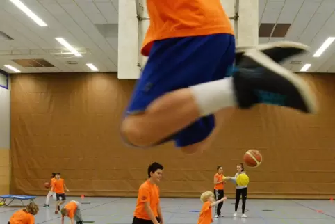 Die großen und kleinen Basketballer der TSG Neustadt nutzen Schulsporthallen wie hier vor der Pandemie für Training und Rundensp