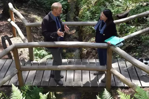 Holger Schindler vom Gewässerbüro Pro Limno erläutert Ministerin Ulrike Höfken auf einer Brücke über dem Triftkanal die Funktion