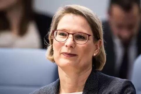 Bildungsministerin Stefanie Hubig (SPD) sitzt im Landtag