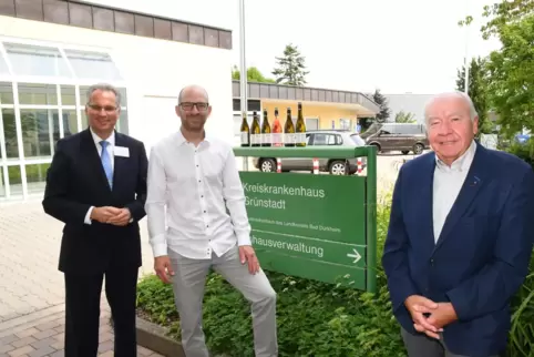 „Zeichen der Verbundenheit mit dem Krankenhaus“: Winzer Thomas Pfaffmann (Mitte) spendet 2000 Euro an den Förderverein des Krank