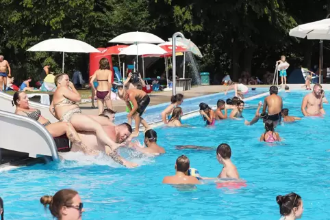 Eine Szene aus dem vergangenen Jahr: Zahlreiche Menschen tummeln sich im Schwimmbecken. In Corona-Zeiten gilt es auch im Schwimm