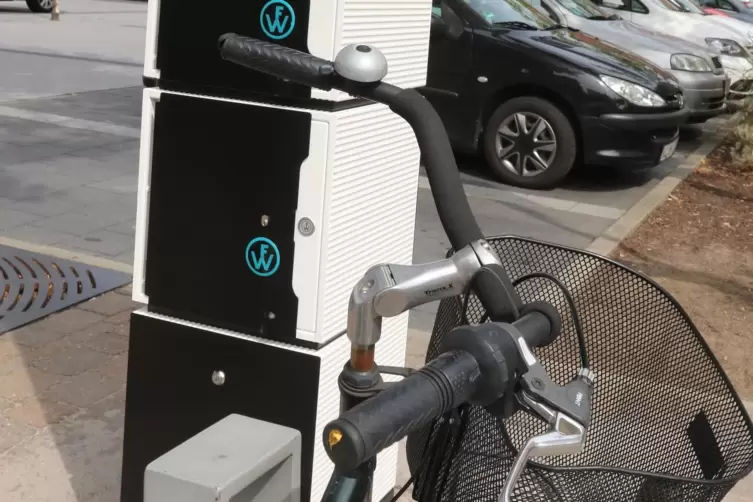 Es gibt spezielle Strom-Tankstellen für E-Bikes.
