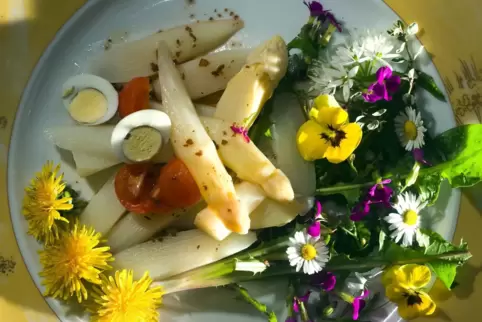 Wildkräuter und Blumen können den Speiseplan bereichern. 