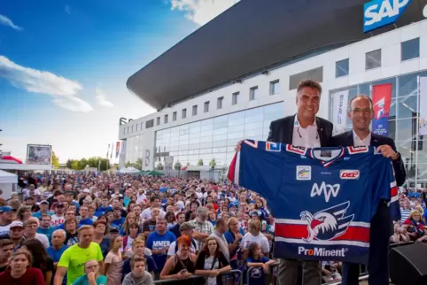 Große Fanparty vor der SAP-Arena wie hier vor der Saison 2017/18 samt Trikotpräsentation? In diesem Jahr völlig undenkbar. Adler