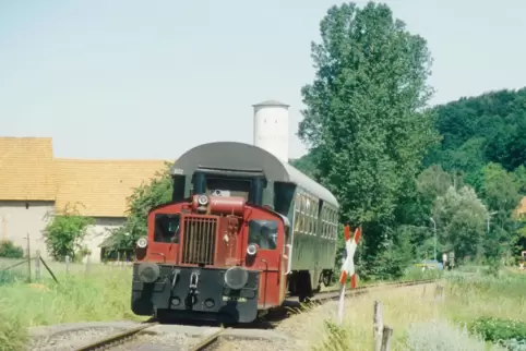 Die Fahrt mit der Kleinlok und dem älteren Personenwagen im Mai 1987 war eine dienstliche Prüffahrt.  Dies war der letzte Reisez