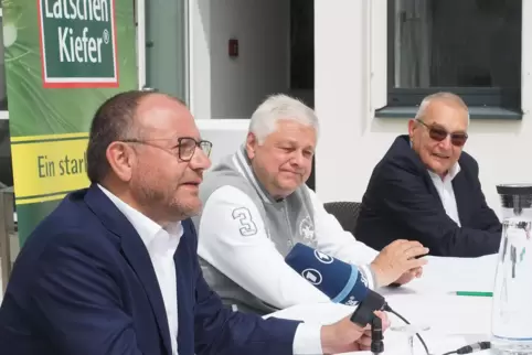 Vertragsverlängerung: Giuseppe Nardi, Herbert Eder und FCH-Aufsichtsratschef Dieter Knicker (von links).