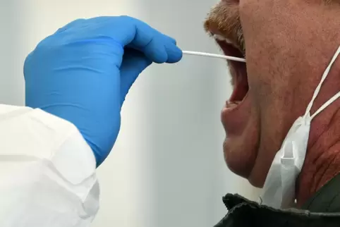 In der Stadtklinik wurde standardmäßig allen neuen Patienten bei ihrer Aufnahme ein Abstrich entnommen. In der Stadtklinik wurde standardmäßig allen neuen Patienten bei ihrer Aufnahme ein Abstrich entnommen.