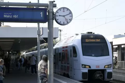 Der Regional-Express von Karlsruhe über Germersheim, Speyer, Ludwigshafen und Frankenthal (Foto) nach Mainz gehört zu den Linien