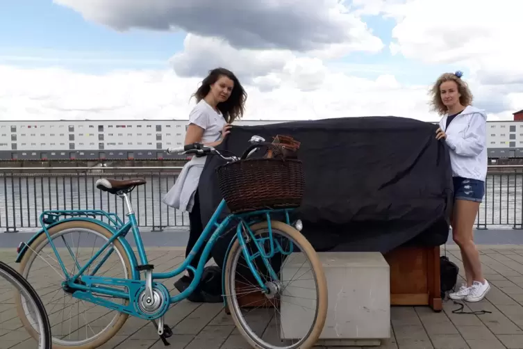 Bevor der n&auml;chste Schauer kommt: Tatti (links) zieht mit Beatrice dem Klavier eine Schutzplane &uuml;ber. 