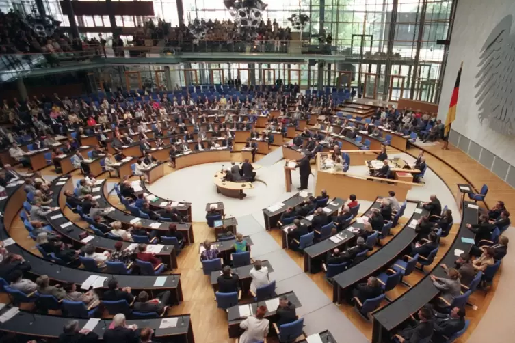  Blick in das Plenum des Deutschen Bundestages während einer Rede des früheren Bundeskanzlers Helmut Kohl in Bonn. 