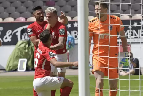 Florian Pick jubelt nach seinem Tor zum 2:0 für den FCK
