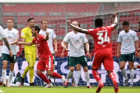 Jubelnde Mainzer nach dem 1:0 durch Robin Quaison. 