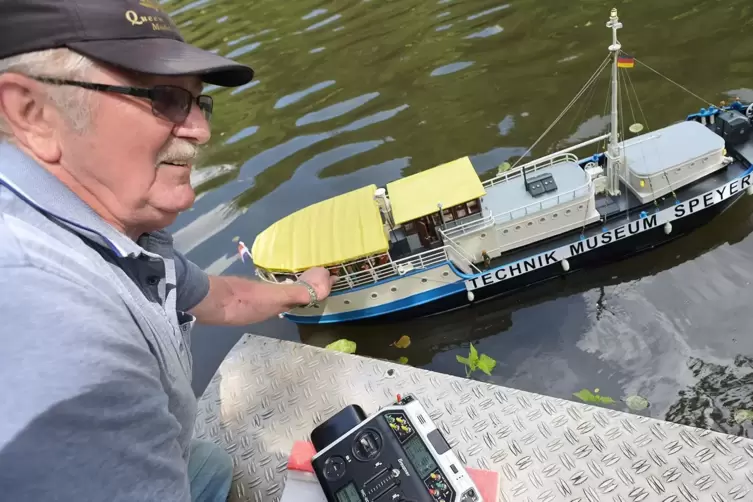 Jungfernfahrt: Konrad Heimsott lässt sein Modellboot erstmals ins Wasser. 