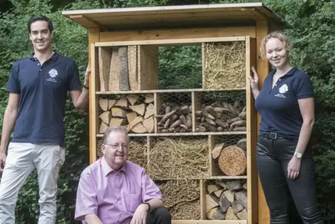 Bereit für allerei Insekten: das „Hotel“, das (von links) Moritz Erdmann, Wilfried Gödde und Leonie Scharff vom Leo und Lions Cl