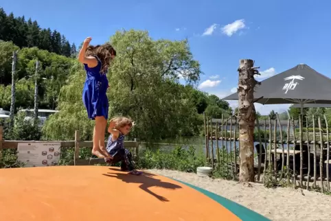 Heißa hoppsasa: Auf dem Trampolinkissen dürfen Kinder Corona mal vergessen. 