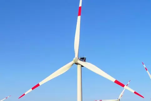 Die Wirtschaftsgüter – Windräder und Photovoltaik-Anlagen – werden in den Haushalt der Ortsgemeinde Offenbach übertragen. 