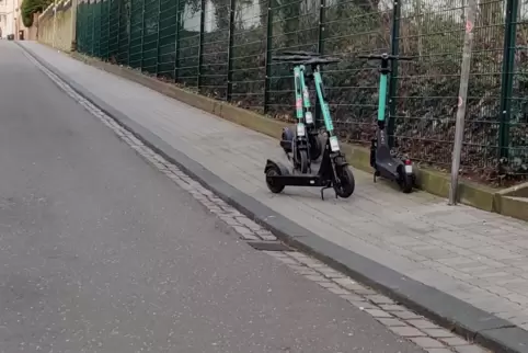 Gesammelte Werke: Fast täglich begegnen Rudolph Kuby Elektrotretroller, die mitten auf Gehwegen abgestellt sind. 