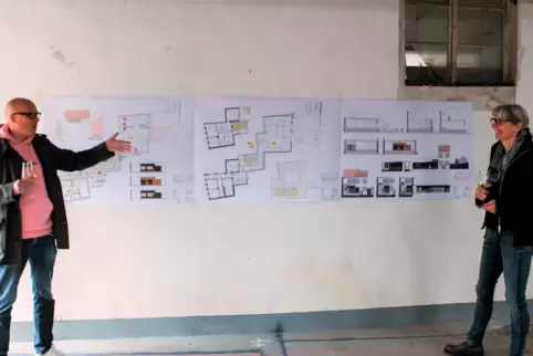 Aus der „Alten Pfarrei“ soll ein Spitzenrestaurant werden: Die Architekten Martin und Stefanie Naumann zeigen die Umbaupläne. Üb