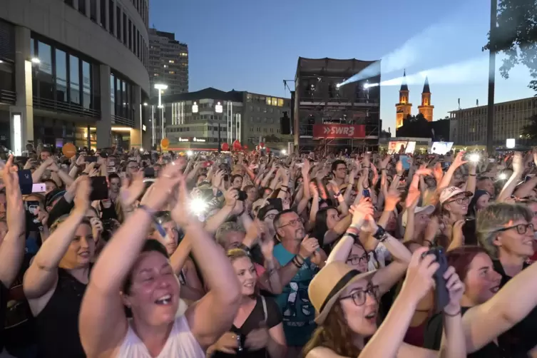 Rekordkulisse: Rund 13.000 Fans kamen 2019 zum Konzert von Samu Haber und Sunrise Avenue.