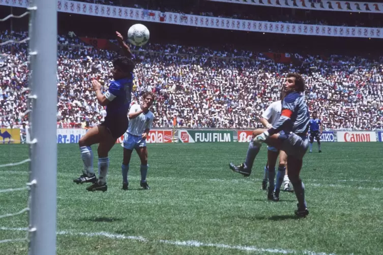 Geschichte wird geschrieben: Diego Maradona (links) erzielt das 1:0 – per Hand. 
