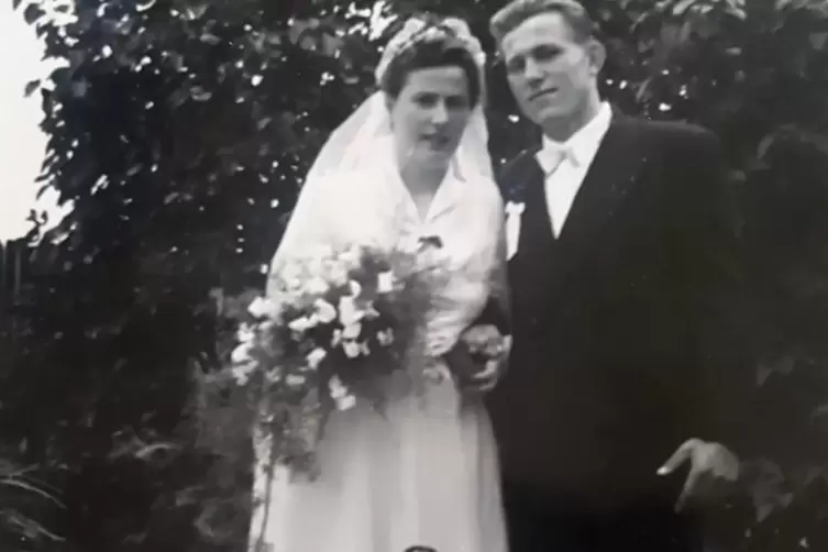 Das Paar bei seiner Hochzeit am 23. Juni 1955 in Neukloster in Mecklenburg-Vorpommern. 